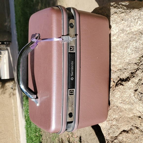 Samsonite Handbags - Vintage Samsonite  Traincase with key